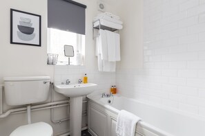 Combined shower/bathtub, hair dryer, towels, soap - Retro 1 Bed Sleeps 4 -10 Minutes to Borough Market (London)