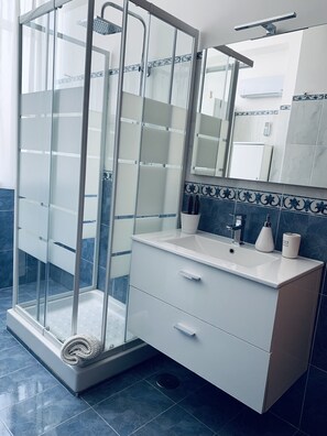 Articles de toilette gratuits, sĂšche-cheveux, serviettes fournies, savon