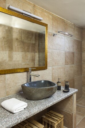 Traditionele villa, privézwembad, uitzicht op zee | Badkamer | Een douche, gratis toiletartikelen, een haardroger, handdoeken