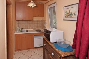 Réfrigérateur, micro-ondes, plaque de cuisson, lave-vaisselle