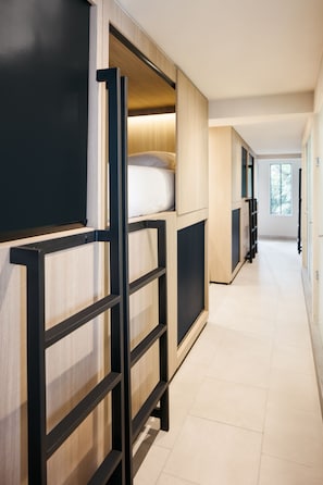 Dormitori compartit, només per a dones (10 Guests, 10 Beds - Yolanda) | Caixa forta a l'habitació, cortines opaques i wifi gratuïta