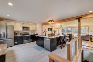 Geladeira, micro-ondas, fogão, lava-louças