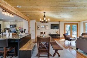 Fridge, microwave, oven, dishwasher - Peshastin River Place-Riverfront near Leavenworth (Peshastin)