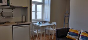 Kjøleskap, mikrobølgeovn, kokeplater og kaffetrakter/tekoker