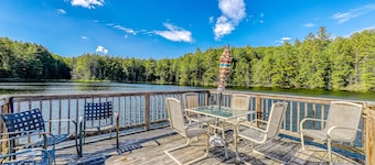 Maison familiale avec lac privé, canoës et salle de jeux!