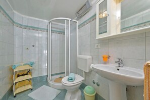 Dusche, Haartrockner, Handtücher