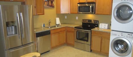 Frigorifero, microonde, forno, piano cottura