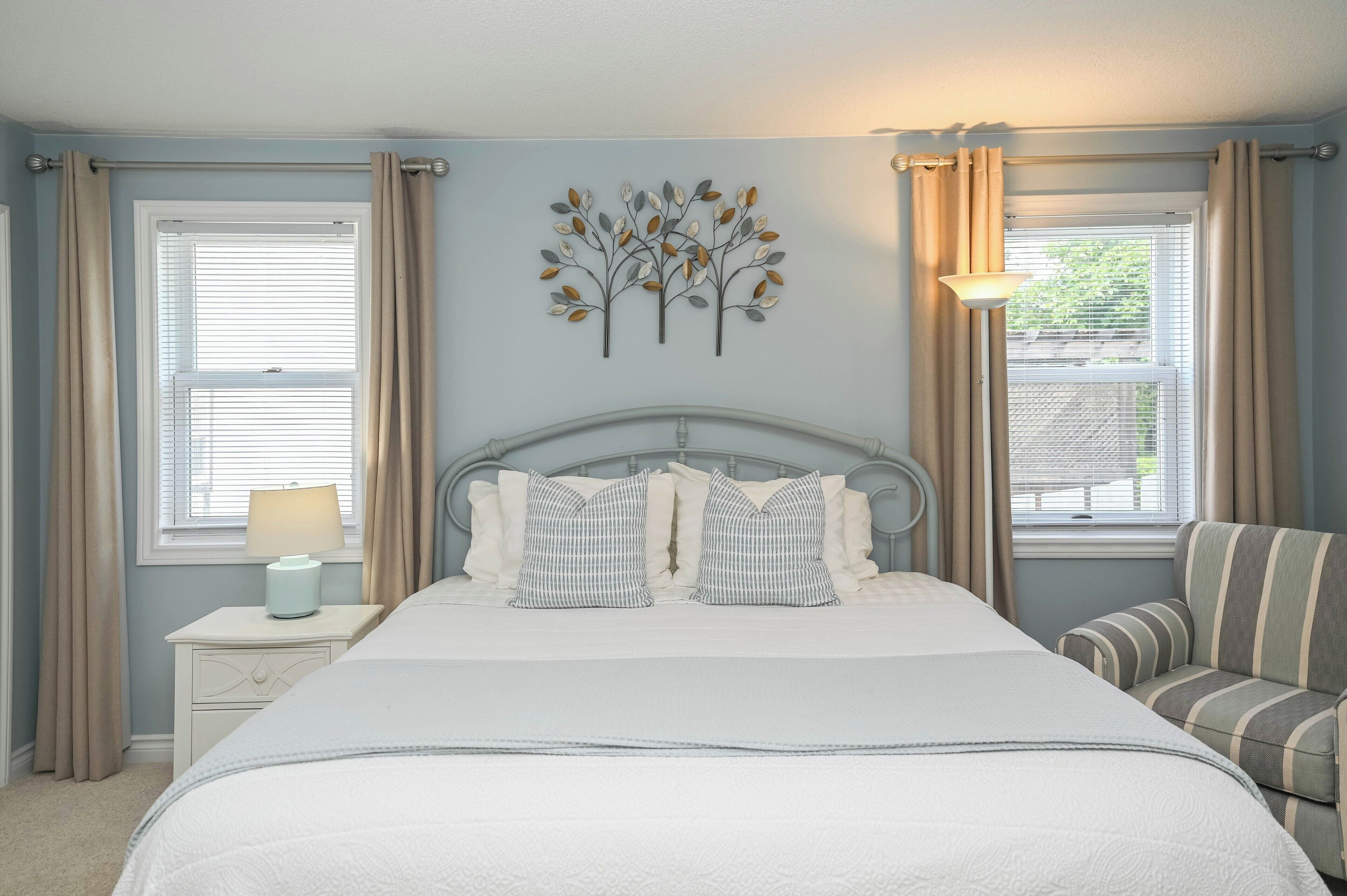 4 makuuhuonetta, työpöytä, silitysrauta/-lauta, vauvan matkasänky