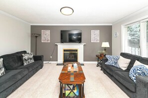 Een smart-tv, een open haard, een dvd-speler en tafelvoetbal