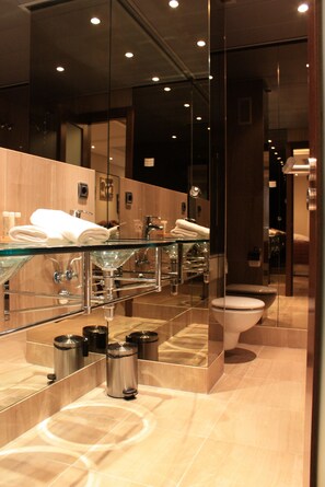 Baignoire, sèche-cheveux, serviettes fournies