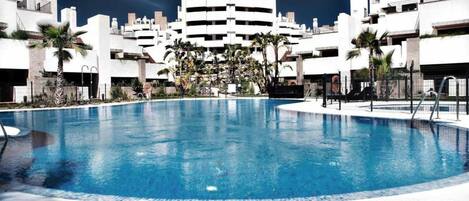 Een verwarmd zwembad