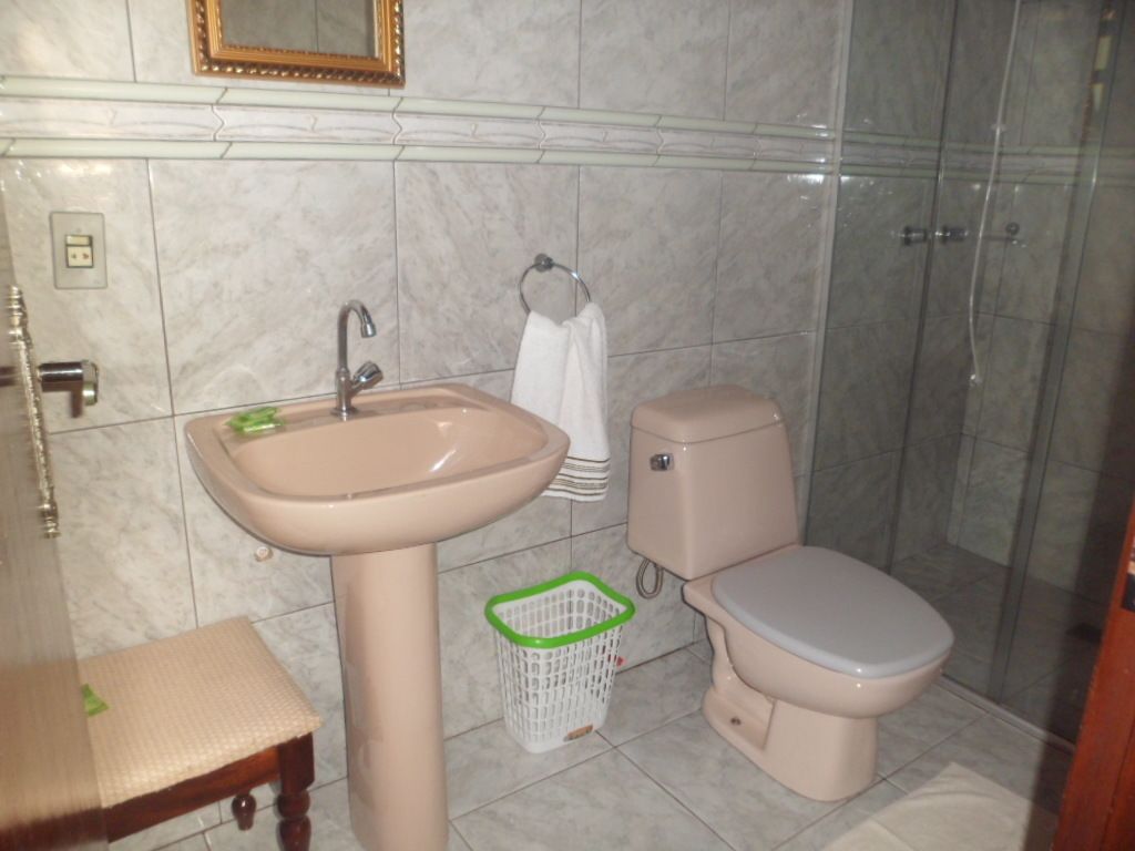 Une salle de bain avec un lavabo, des toilettes et une douche.