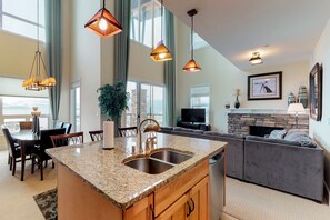 Interior - Lakefront penthouse w/ views of the lake & shared dock/pool/hot tub (Sandpoint)