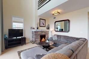 TV, fireplace, DVD player, stereo - Lakefront penthouse w/ views of the lake & shared dock/pool/hot tub (Sandpoint)