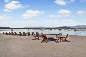 Beach nearby - Lakefront penthouse w/ views of the lake & shared dock/pool/hot tub (Sandpoint)