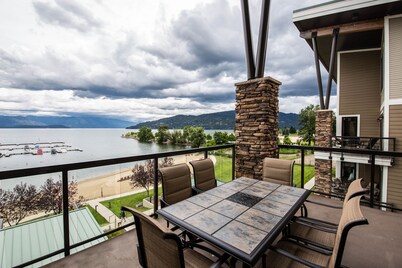 Lakefront penthouse w/ views of the lake & shared dock/pool/hot tub