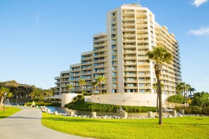 Exterior - Spacious Oceanfront 2 Bedroom Condo + Official On-Site Rental Privileges (Myrtle Beach)