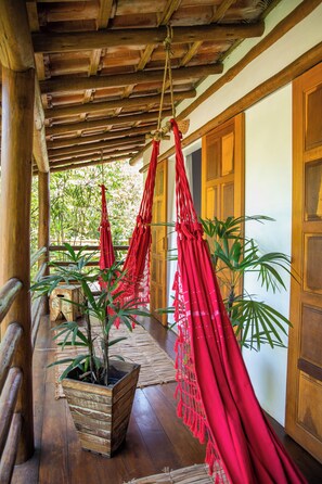 Quarto triplo | Cofres nos quartos, Wi-Fi de cortesia, roupa de cama