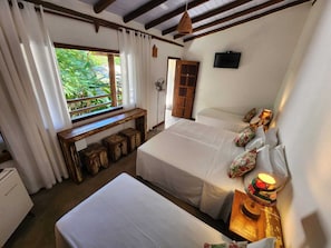 Habitación cuádruple | Caja fuerte, wifi gratis, ropa de cama