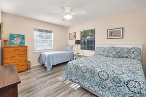 2 bedrooms, iron/ironing board, free WiFi, bed sheets - Blocks from the Ocean in a Convenient and Desirabl (Saint Simons Island)