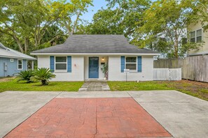 A single-story house with a front porch, a mailbox, and a small front yard. - Blocks from the Ocean in a Convenient and Desirabl (Saint Simons Island)