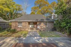Exterior - Blocks from the Ocean in a Convenient and Desirabl (Saint Simons Island)