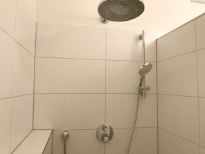 Bruser, hårtørrer, håndklæder