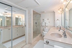 Een douche, handdoeken