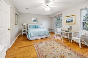 3 slaapkamers, een strijkplank/strijkijzer, gratis wifi, beddengoed