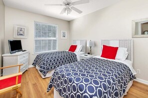 3 bedrooms, iron/ironing board, free WiFi, bed sheets - Less than a Mile to the Beach! Community Pool. (Saint Simons Island)