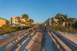 Property grounds - St. Simons Beach Club, Oceanfront Pool, Fabulous Beach Access and More! (Saint Simons Island)