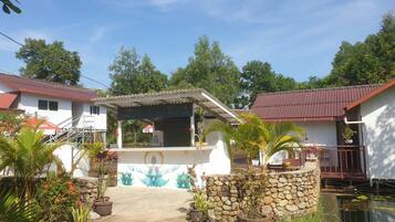 Salas de tratamiento para parejas, sauna y tina de hidromasaje