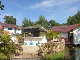 Couples treatment rooms, sauna, hot tub, steam room, body treatments