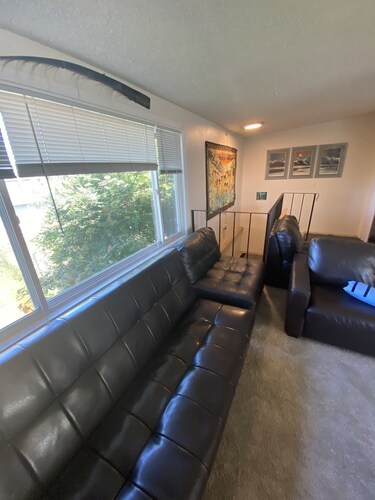 3 makuuhuonetta, 2 kylpyhuonetta, kansi ja BBQ, pihalla aidattu 