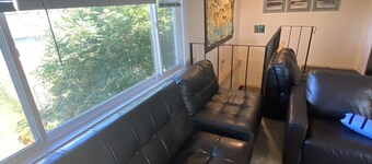 3 chambres, 2 salles de bain, terrasse et barbecue, cour clôturée 