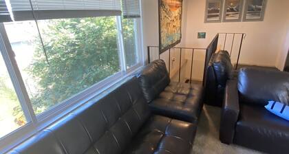 3 makuuhuonetta, 2 kylpyhuonetta, kansi ja BBQ, pihalla aidattu