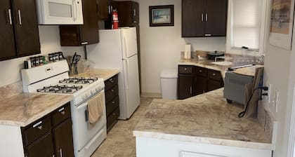 3 Schlafzimmer, 2 Bäder, Deck und Grill, im Hof umzäunt