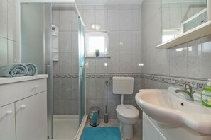 Douche, séchoir à cheveux, serviettes fournies