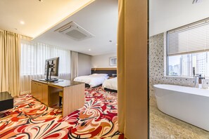 ห้องจูเนียร์สวีท | เครื่องนอนระดับพรีเมียม, ผ้านวมขนเป็ด, ตู้นิรภัยในห้องพัก, โต๊ะทำงาน
