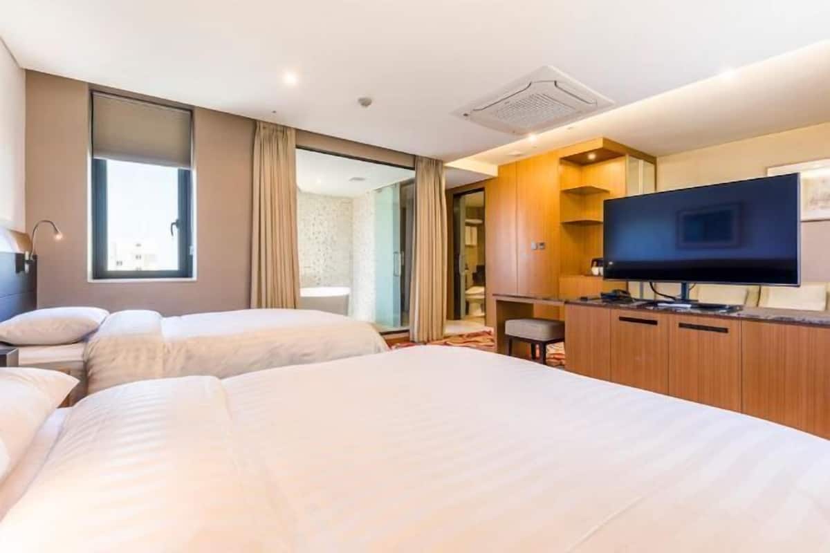 1 Schlafzimmer, hochwertige Bettwaren, Daunenbettdecken, Zimmersafe