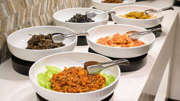 Daily buffet breakfast (KRW 16000 per person)