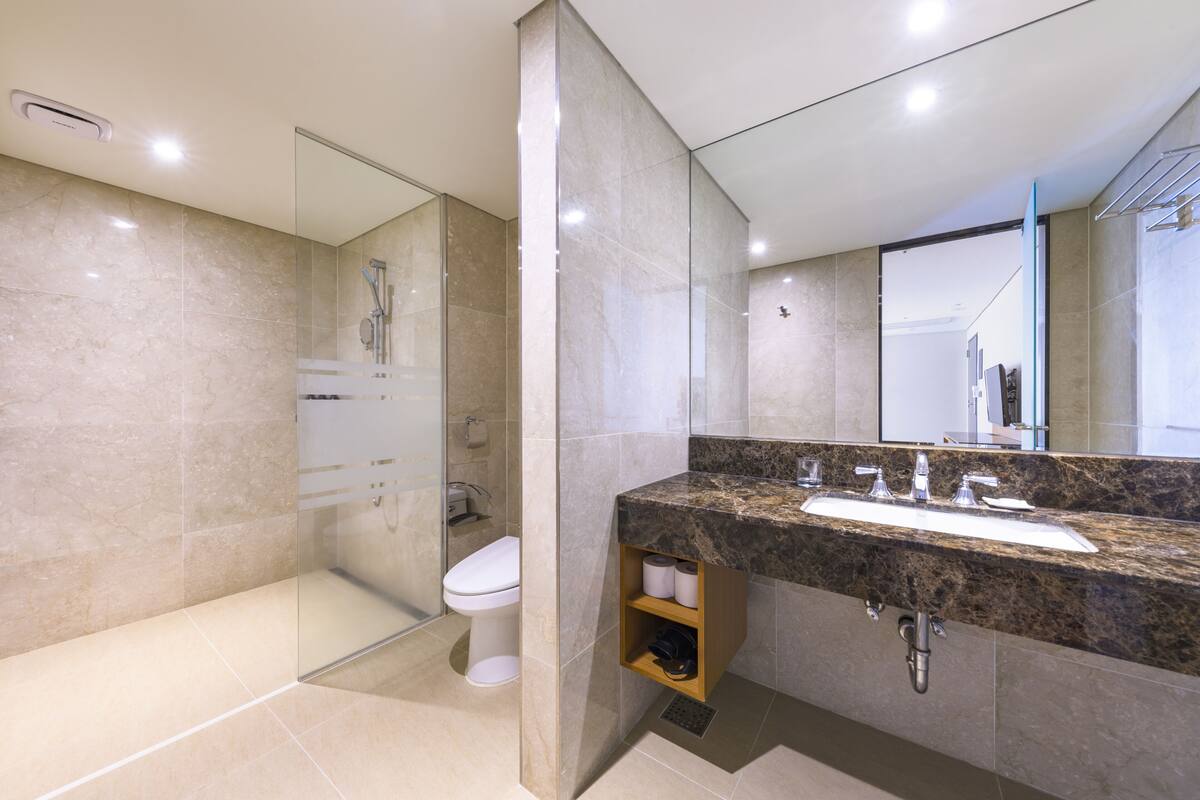 deluxe double twin room | bathroom | free toiletries, hair dryer, slippers, towels