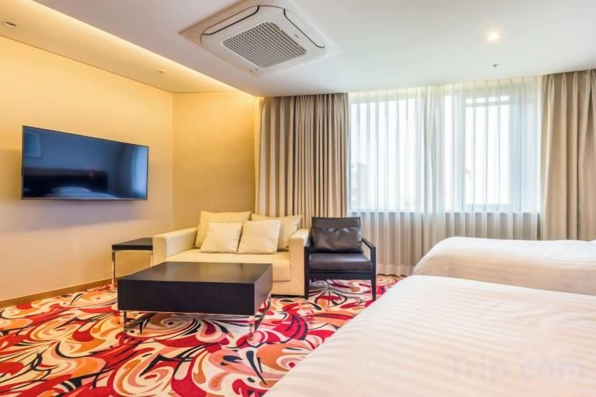 Bộ đồ giường cao cấp, chăn bông, két bảo mật tại phòng, bàn 