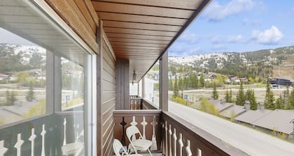 Kaunis pakopaikka kahdelle lähellä Schweitzer Mountain Resortia - jaettu tennis!