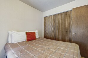1 bedroom, internet, bed sheets