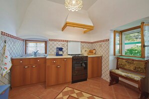 Kühlschrank, Mikrowelle, Ofen, Wasserkocher mit Kaffee-/Teezubehör