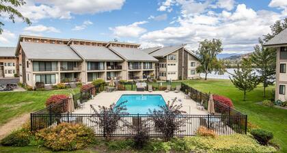 Waterfront condo w/ complimentary boat slip, shared pool, & sports courts