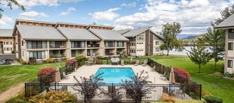 Waterfront lÀgenhet w / gratis bÄtslip, delad pool, och sportbanor!