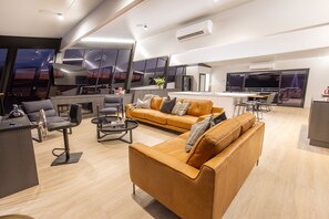 Living area - All Seasons Houseboats (Mildura)