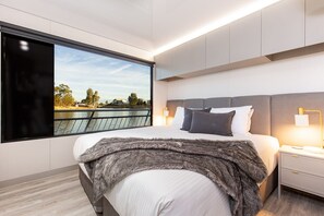 Individually decorated, individually furnished, bed sheets - All Seasons Houseboats (Mildura)